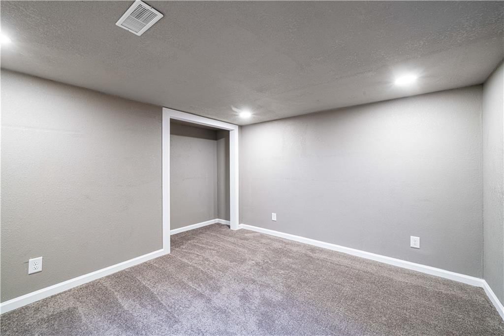 2506 Oak Street — photo 18