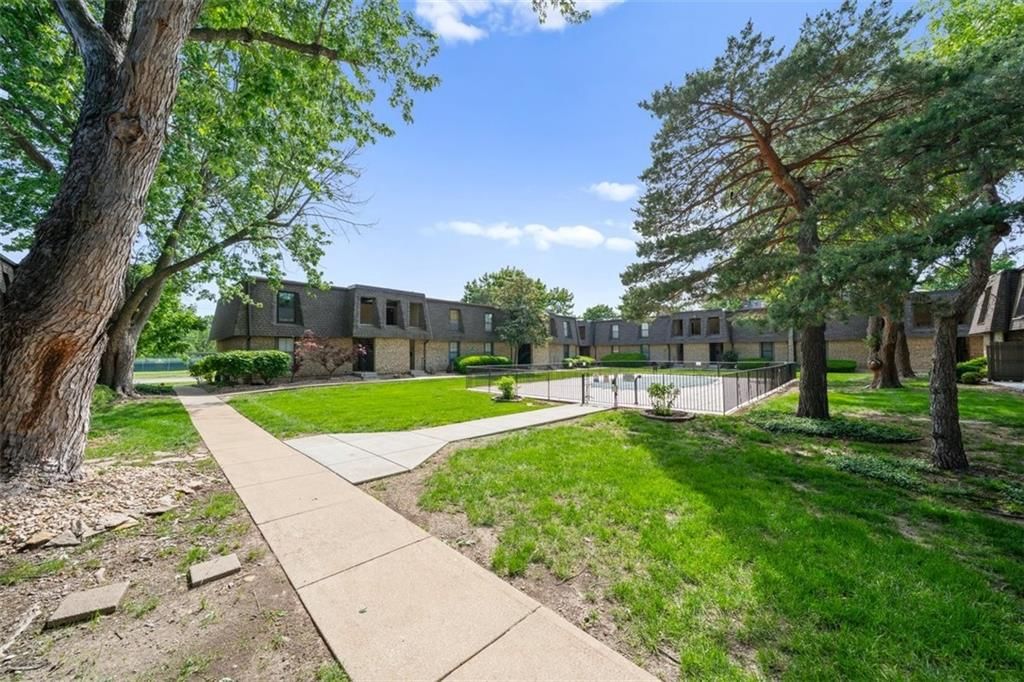 7704 W 102nd Street — photo 31