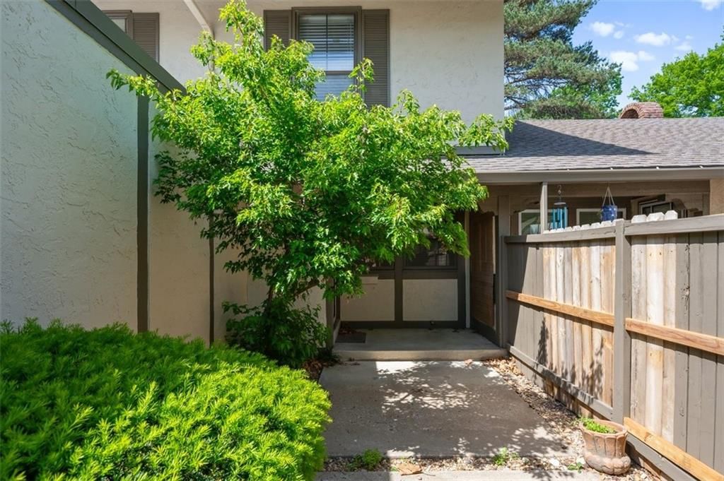 7704 W 102nd Street — photo 33