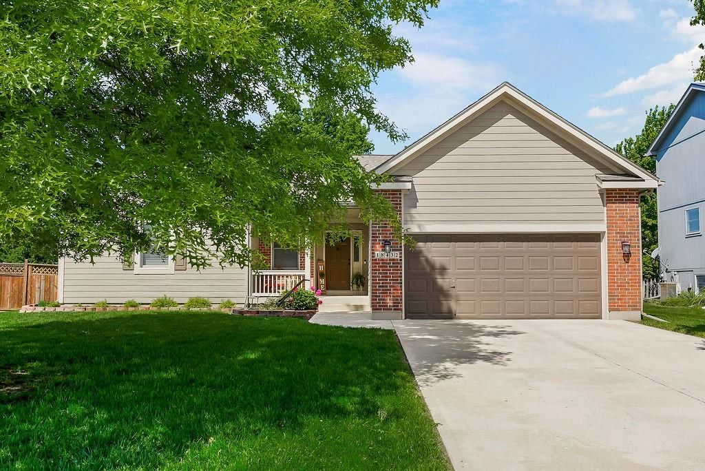 18432 Oak Street — photo 1