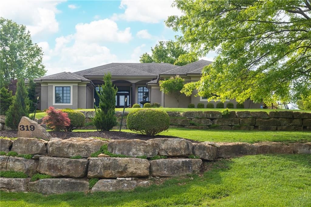 319 NW Rockwood Court — photo 2