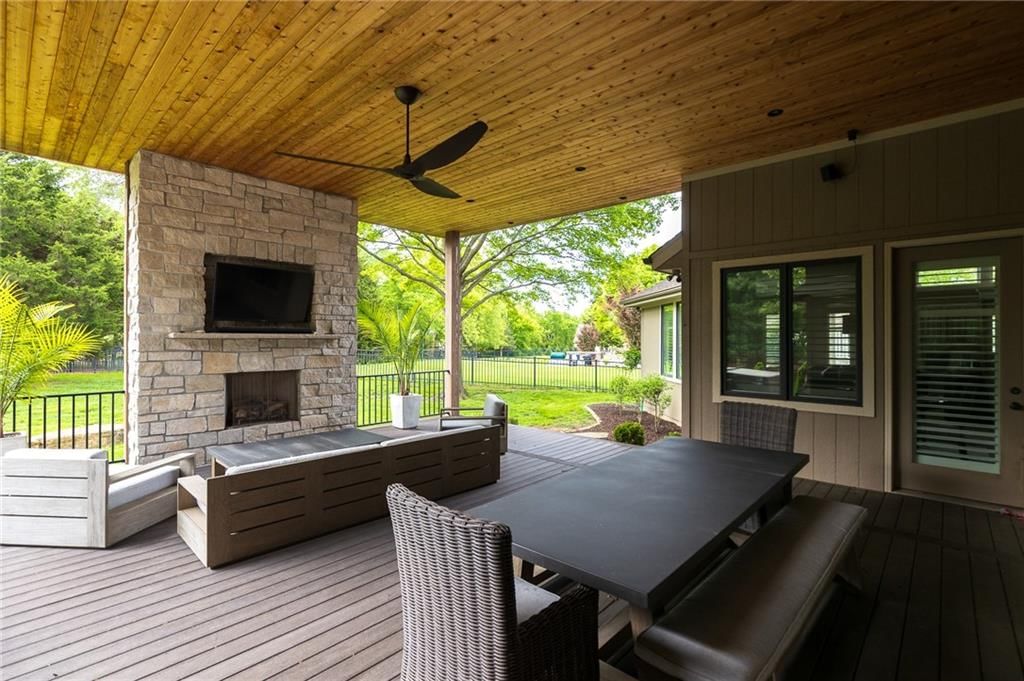 319 NW Rockwood Court — photo 6