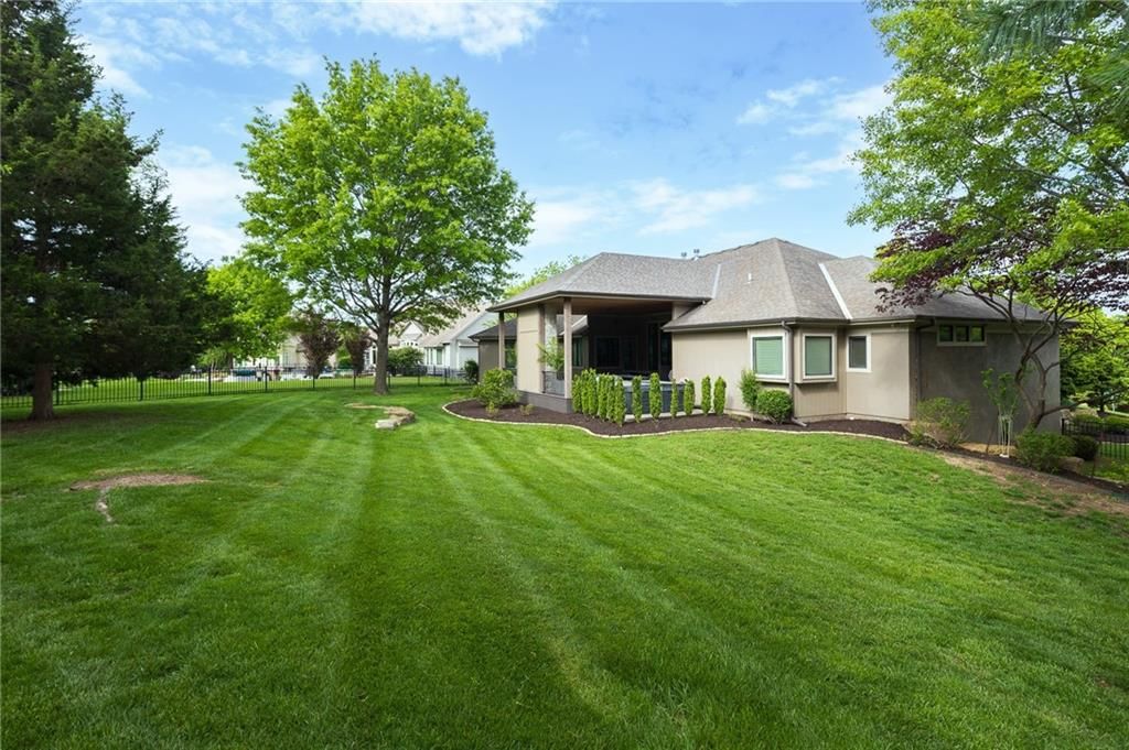 319 NW Rockwood Court — photo 17
