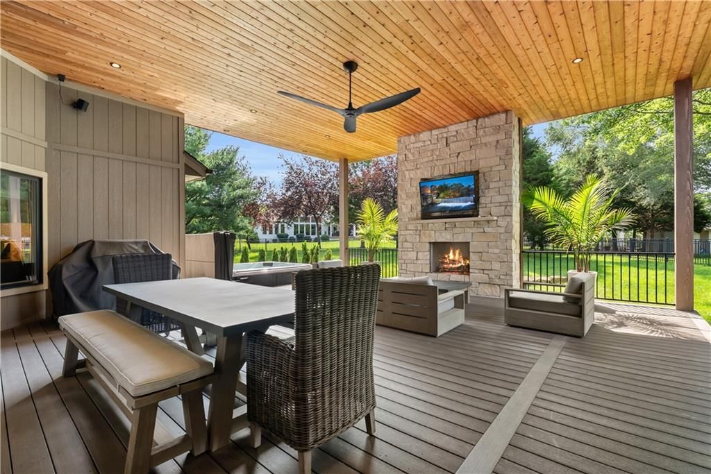319 NW Rockwood Court — photo 40