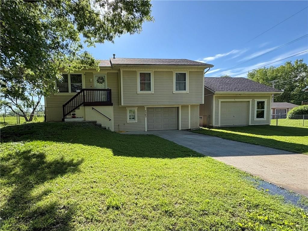 2303 Easton Street — photo 2