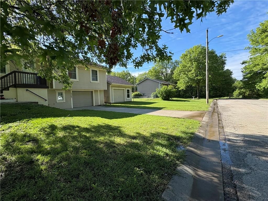 2303 Easton Street — photo 4
