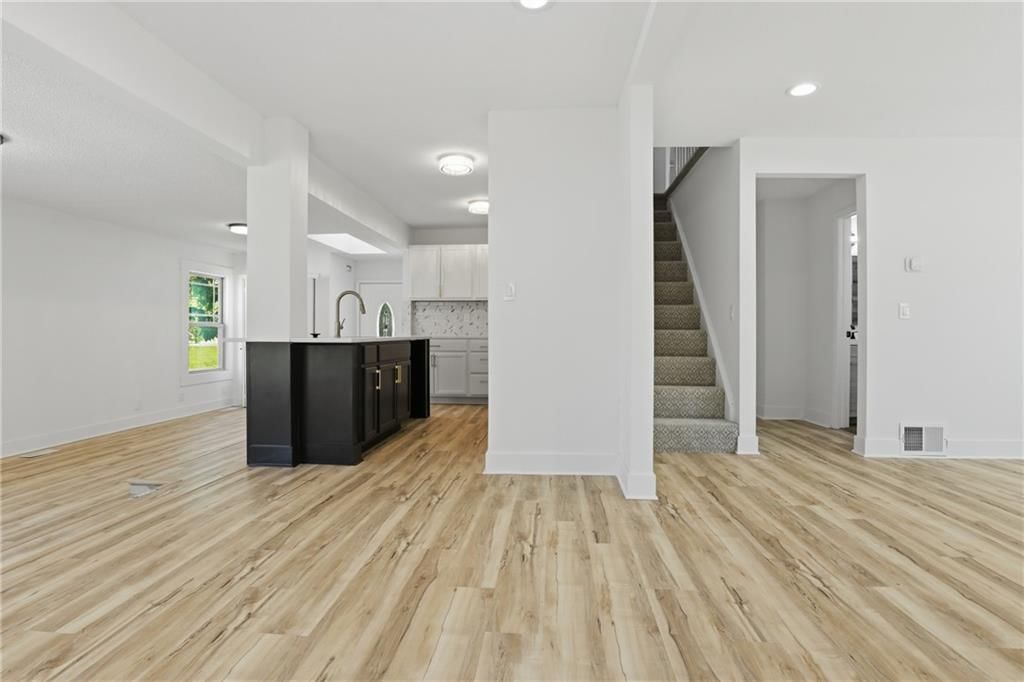 3305 Delavan Avenue — photo 6