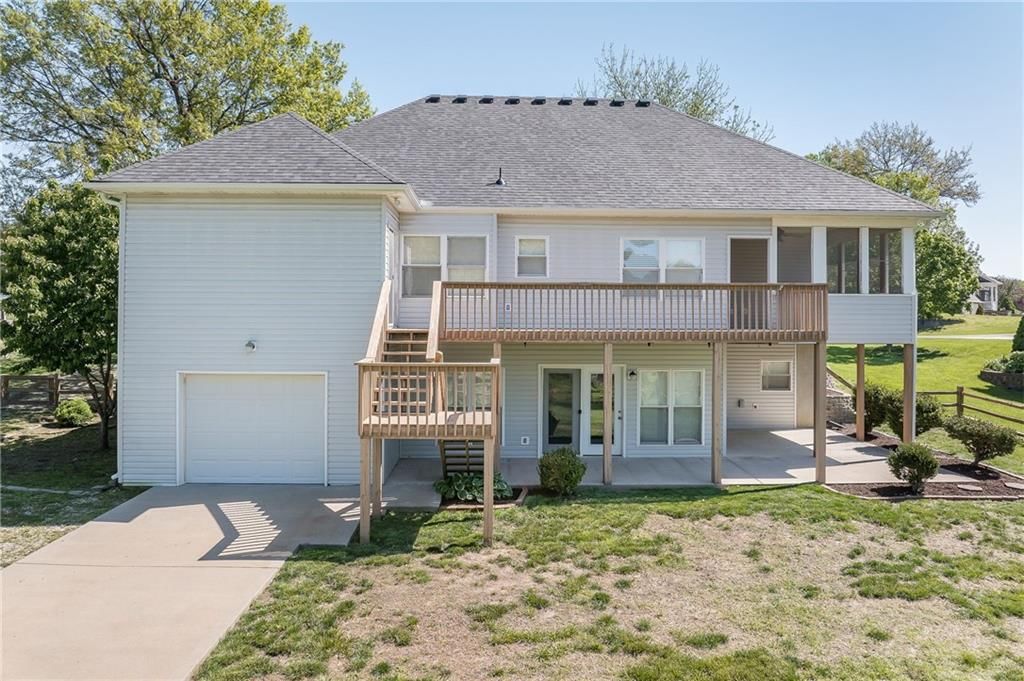 128 Lakeview Drive — photo 2