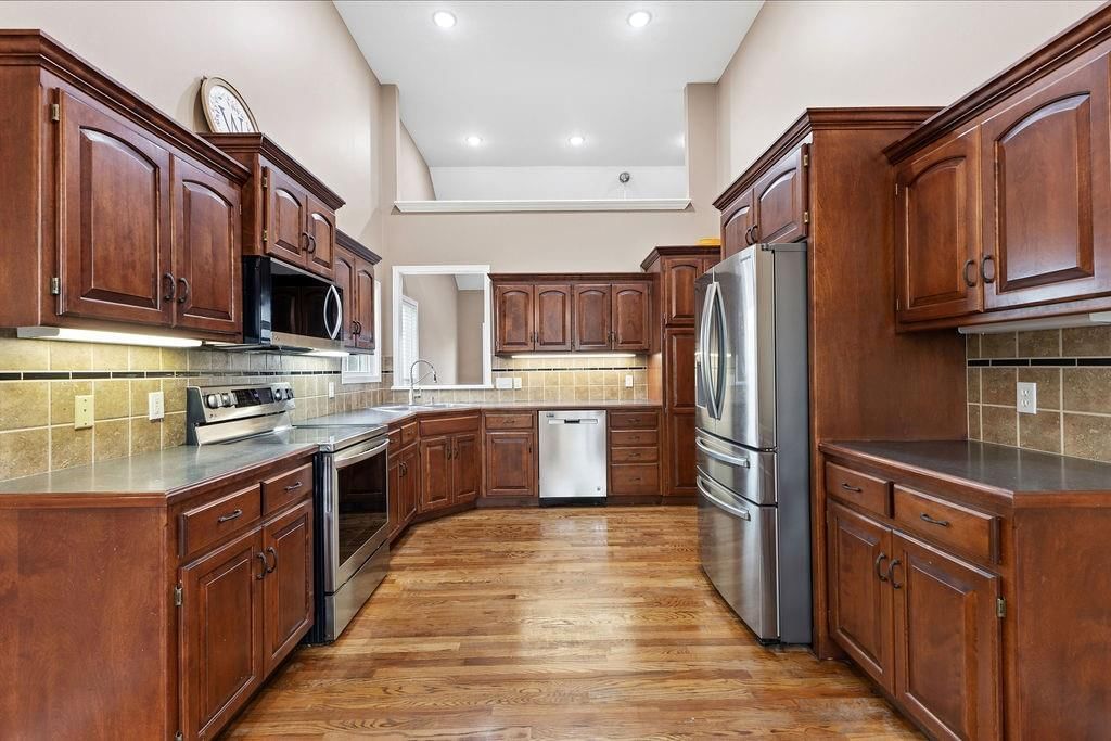 502 Alexandria Court — photo 9