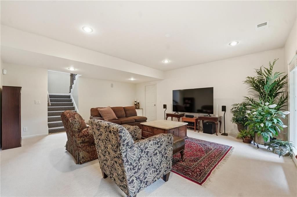16058 Cambridge Circle — photo 37