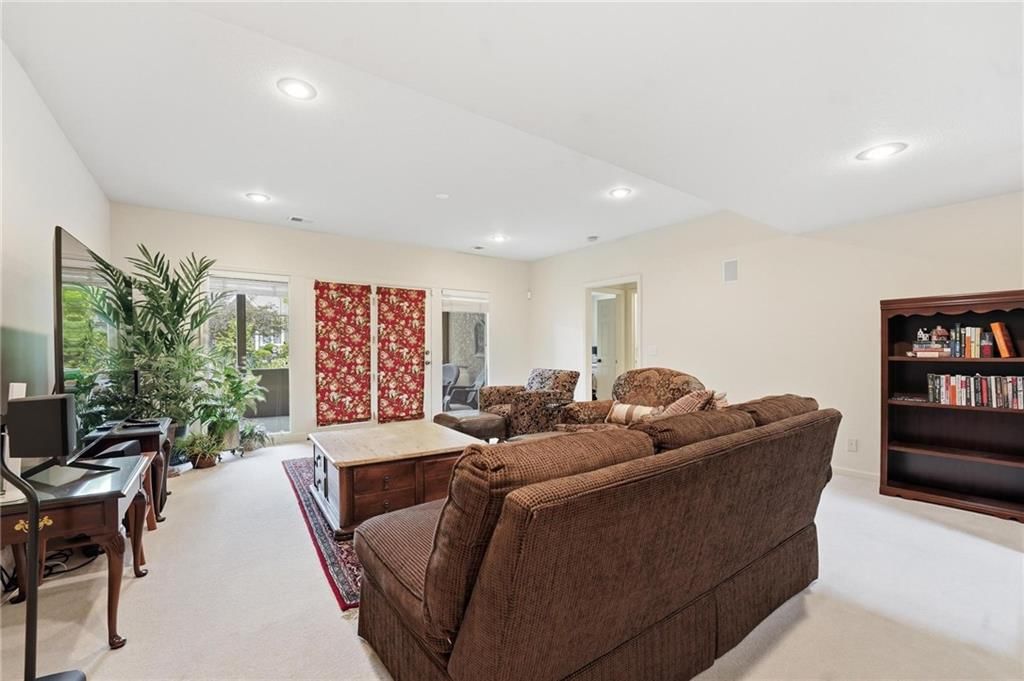 16058 Cambridge Circle — photo 38