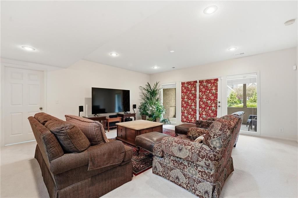 16058 Cambridge Circle — photo 40