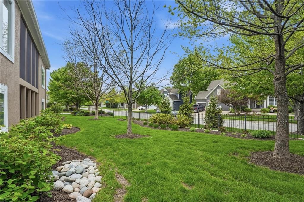 16058 Cambridge Circle — photo 50
