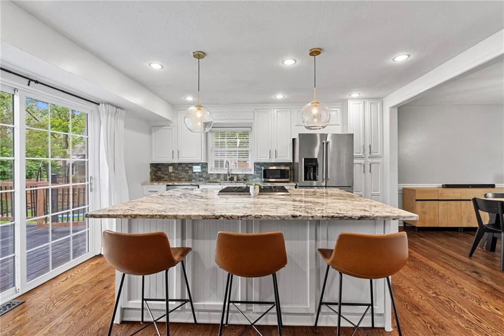 10900 Forest Avenue — photo 3