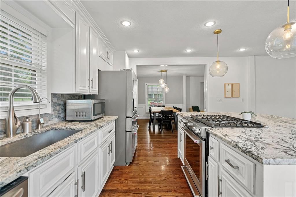 10900 Forest Avenue — photo 4
