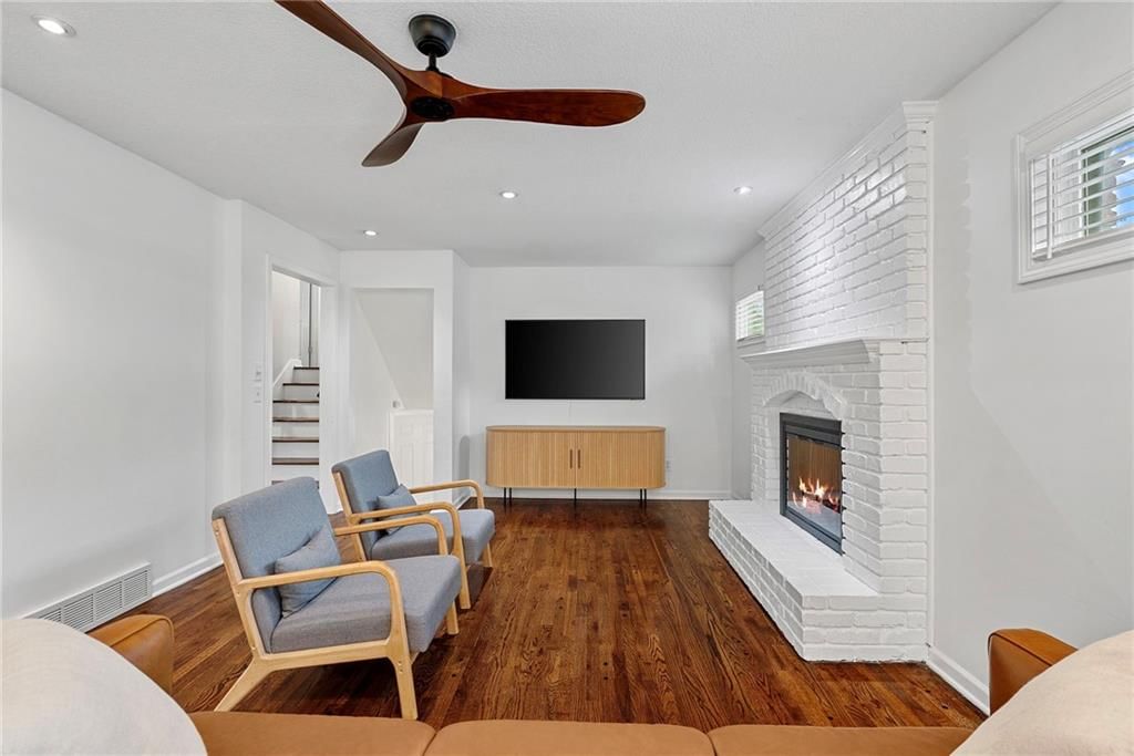 10900 Forest Avenue — photo 9