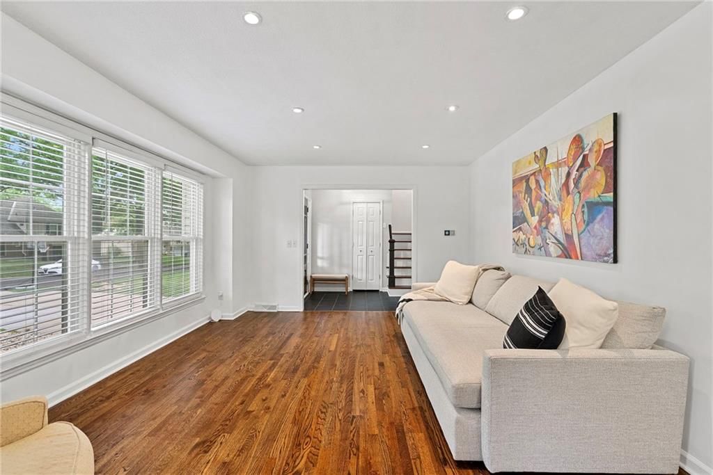 10900 Forest Avenue — photo 15