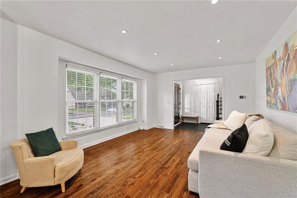 10900 Forest Avenue — photo 18