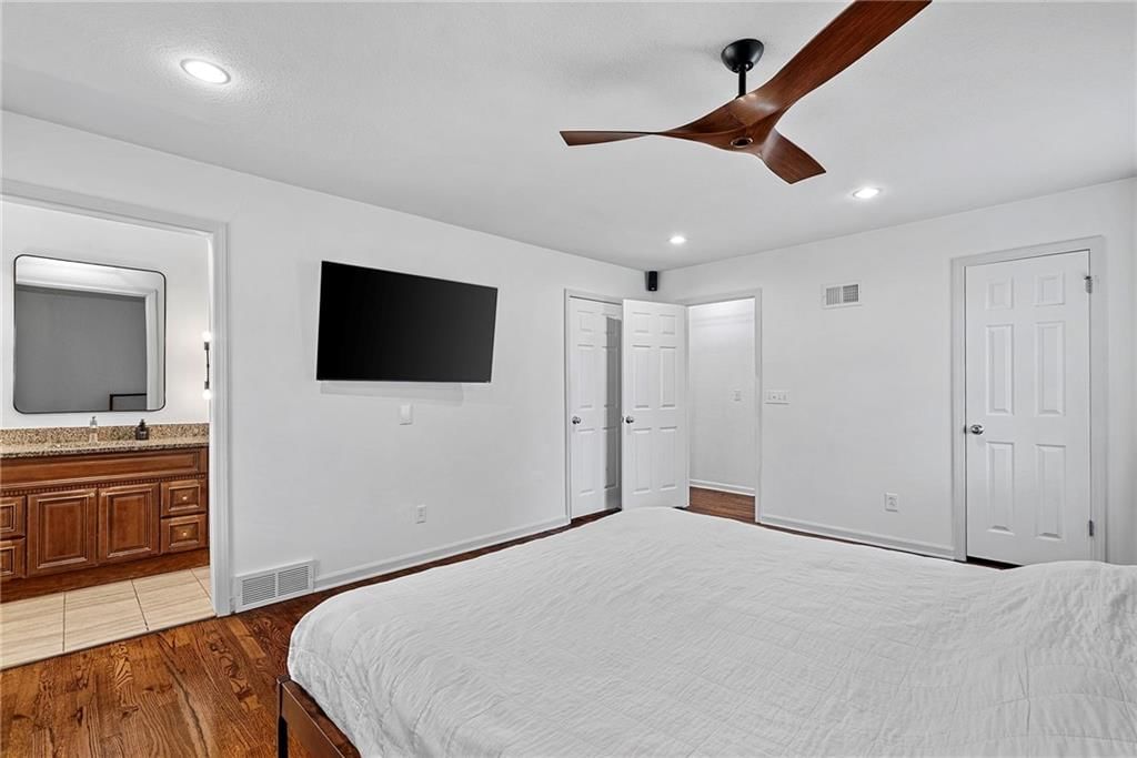 10900 Forest Avenue — photo 23