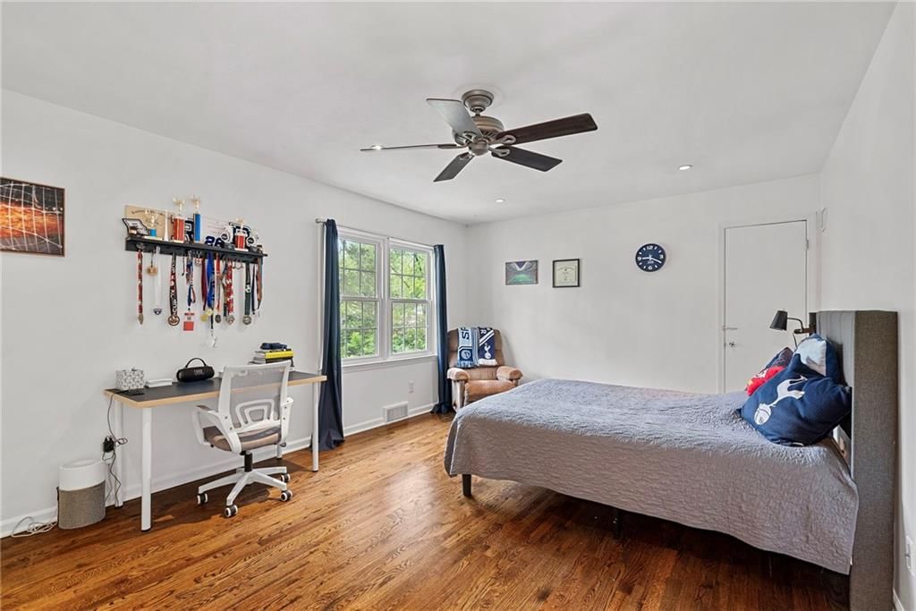10900 Forest Avenue — photo 27
