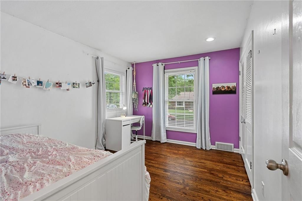 10900 Forest Avenue — photo 32
