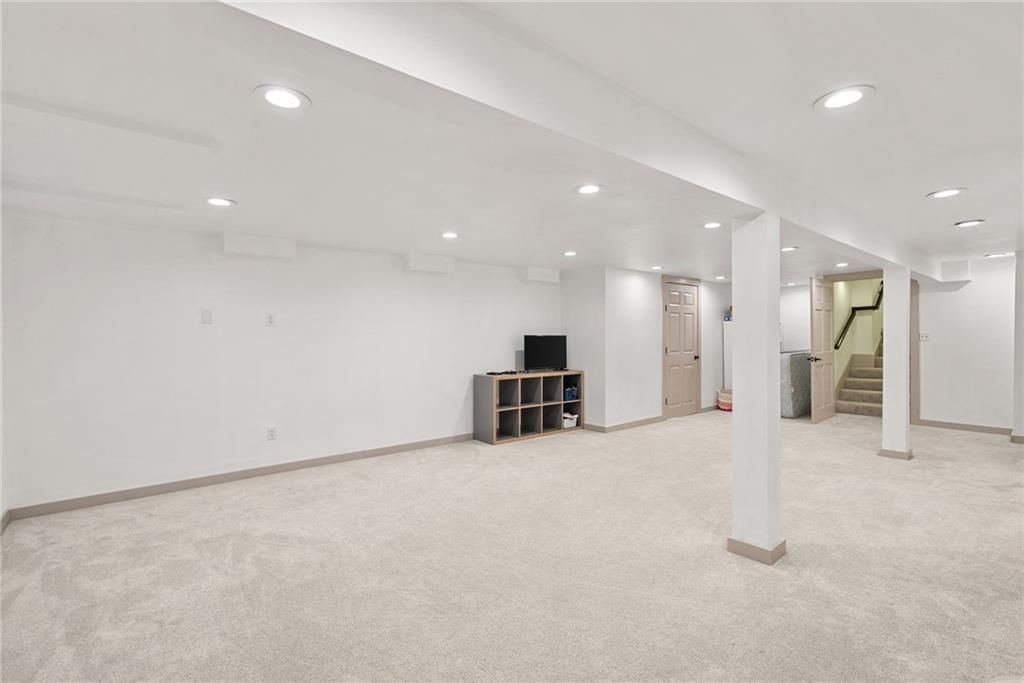 10900 Forest Avenue — photo 37