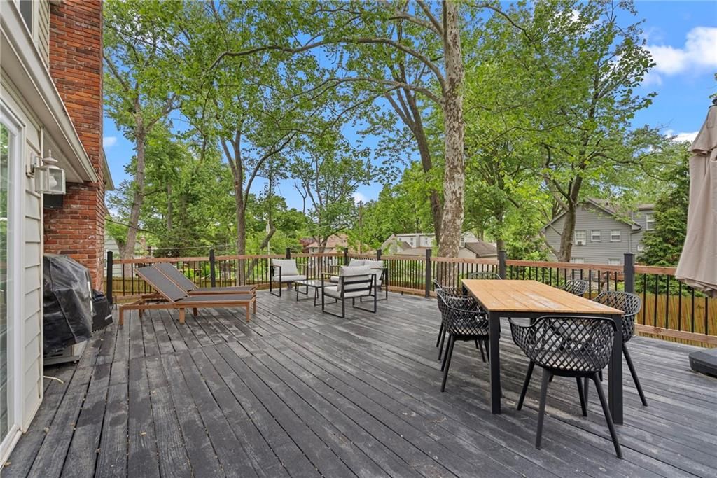 10900 Forest Avenue — photo 40