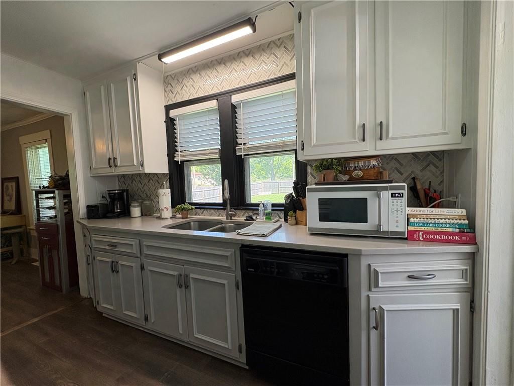403 E Walnut Street — photo 11