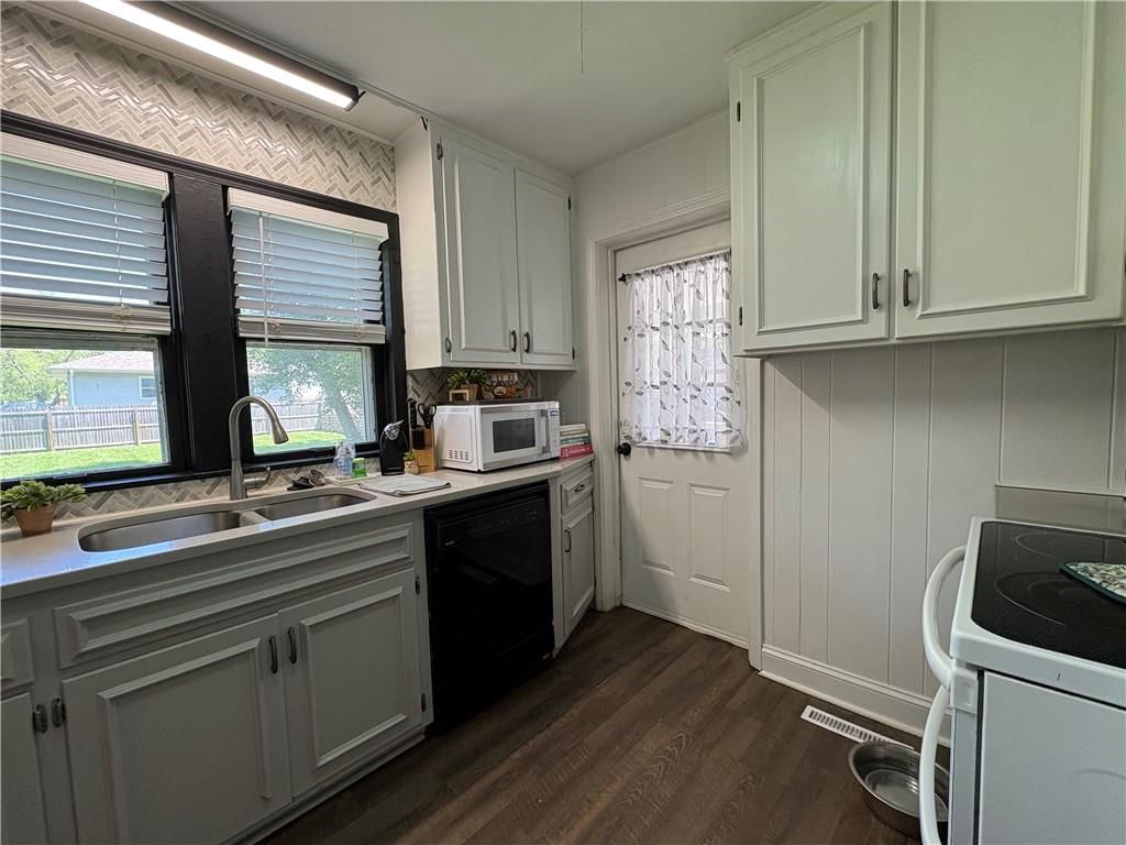 403 E Walnut Street — photo 13