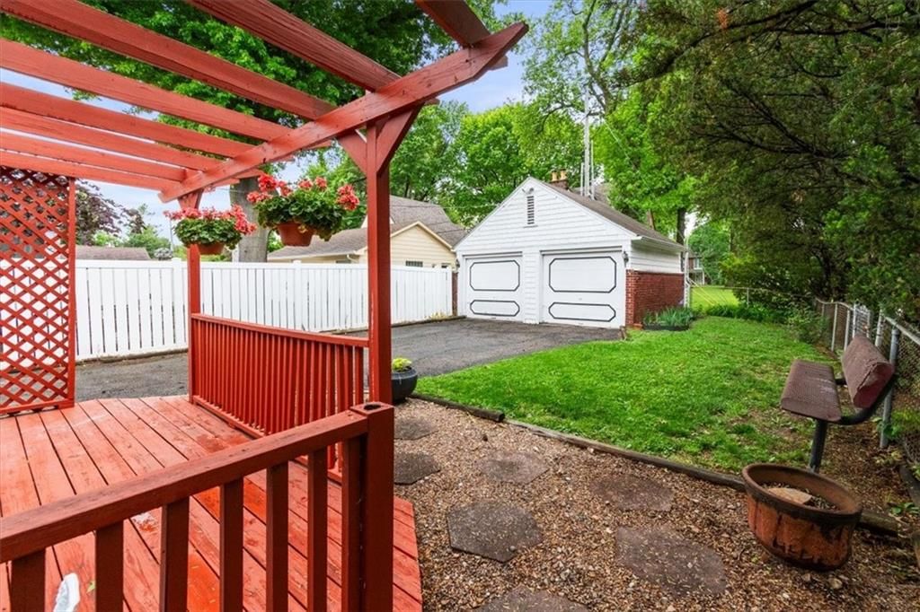 1525 W Lexington Avenue — photo 27