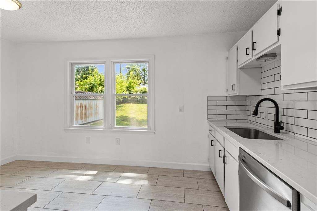 3605 NE 52nd Terrace — photo 14