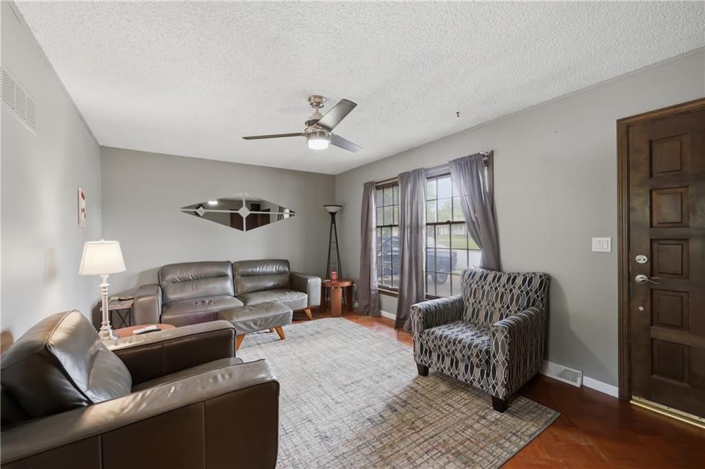 122 E Walnut Street — photo 2