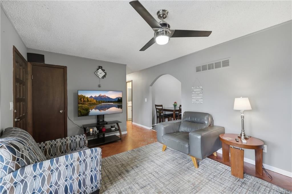 122 E Walnut Street — photo 3