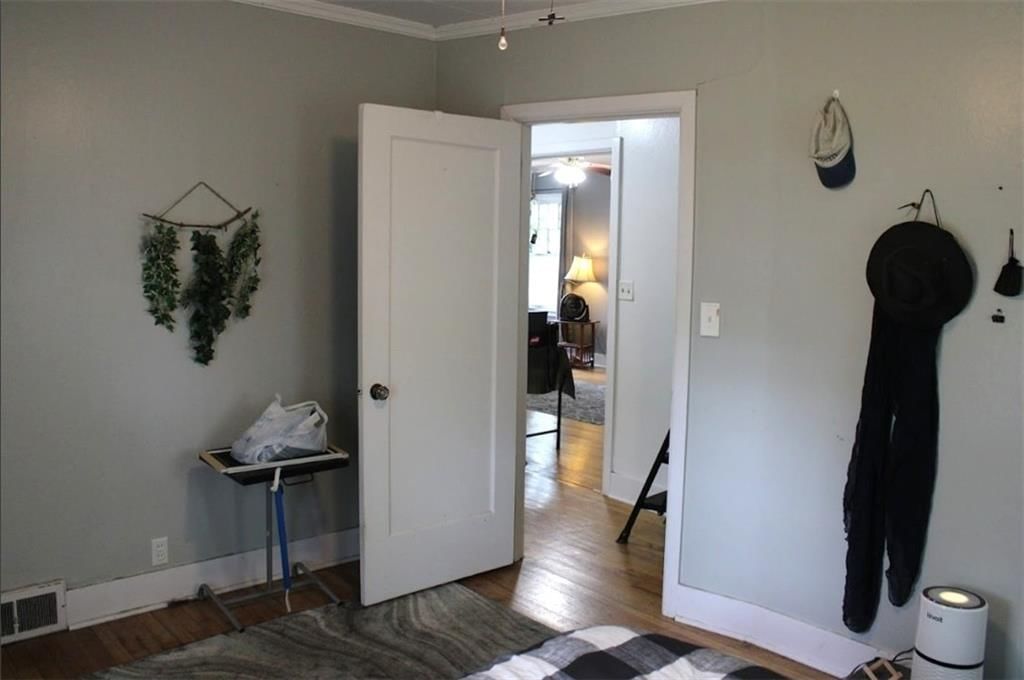 204 W Kansas Street — photo 8