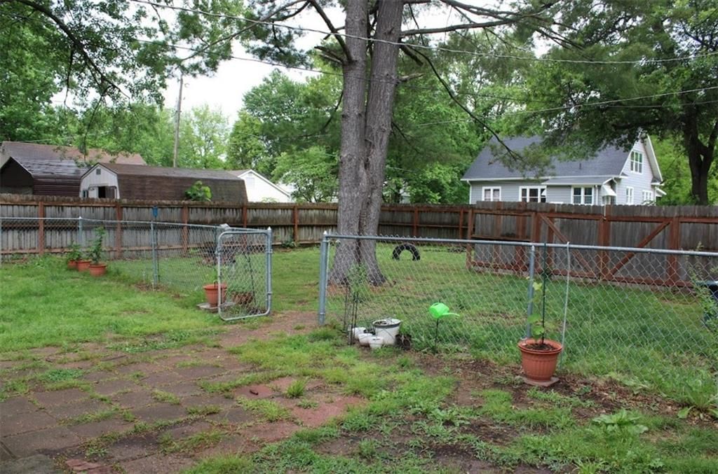 204 W Kansas Street — photo 17