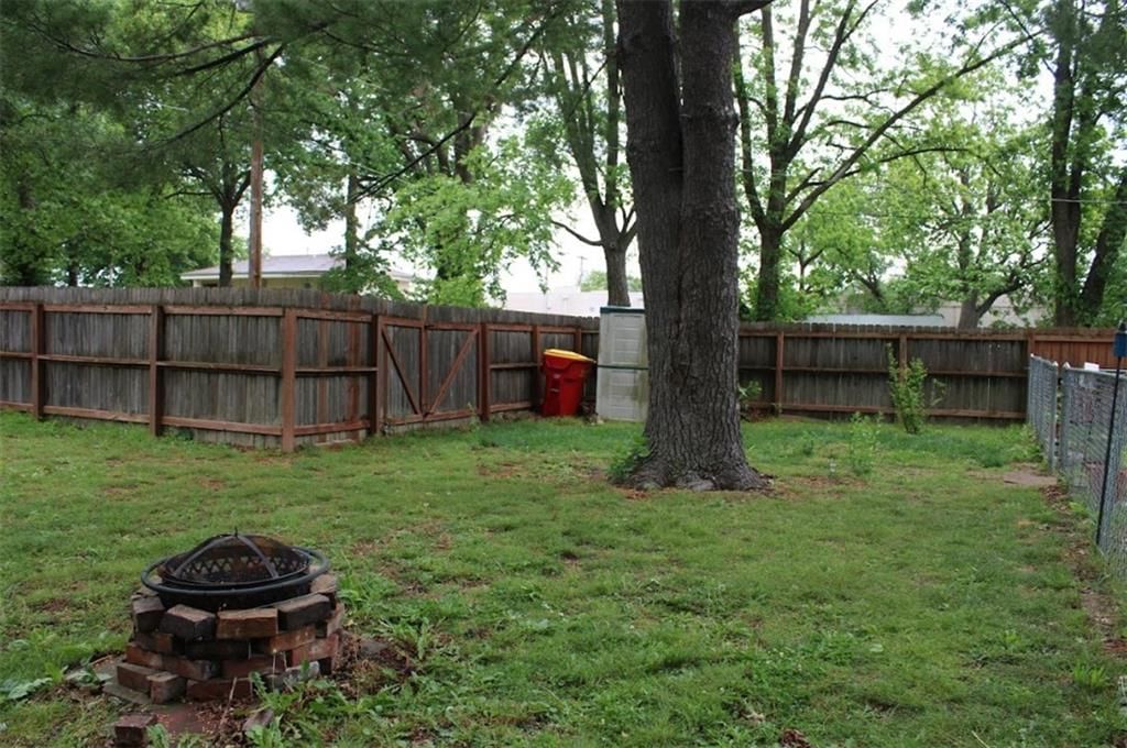 204 W Kansas Street — photo 19