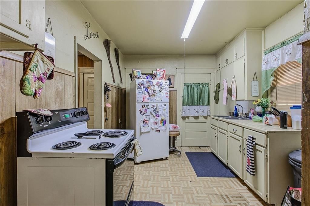 145 N White Avenue — photo 11