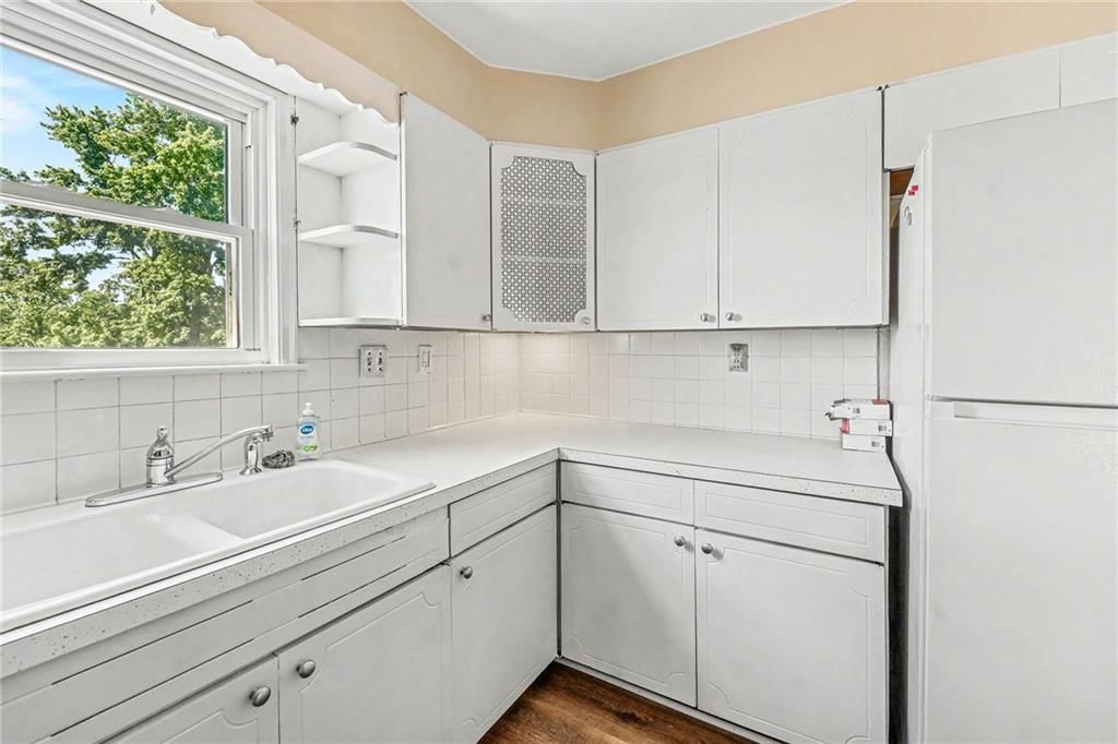 401 Maple Avenue — photo 10