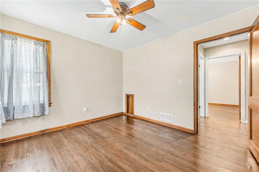 401 Maple Avenue — photo 13