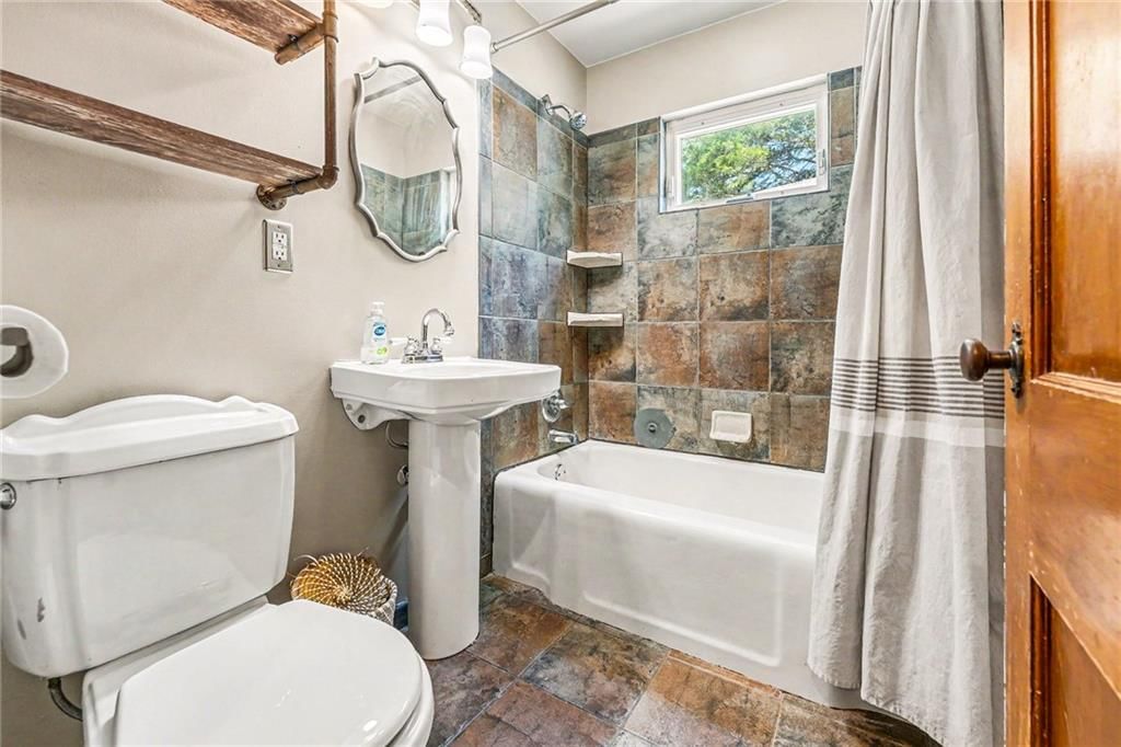 401 Maple Avenue — photo 14