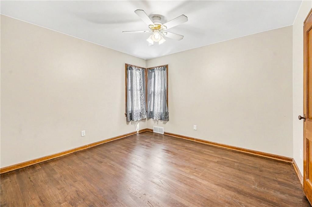 401 Maple Avenue — photo 15