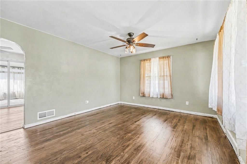 401 Maple Avenue — photo 16