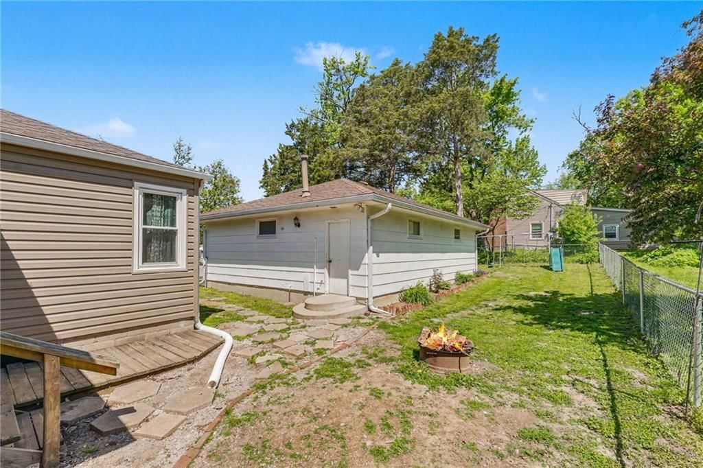 401 Maple Avenue — photo 22