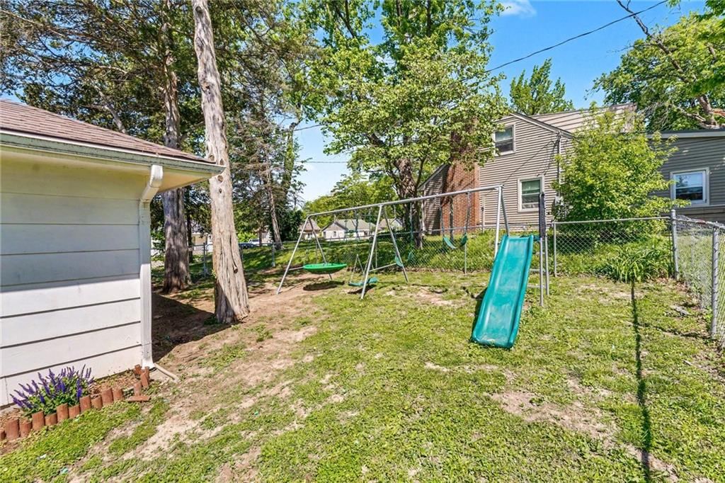 401 Maple Avenue — photo 23