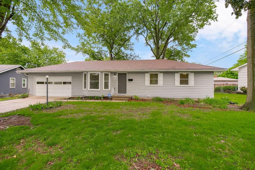 605 NW Lakeview Road — photo 2