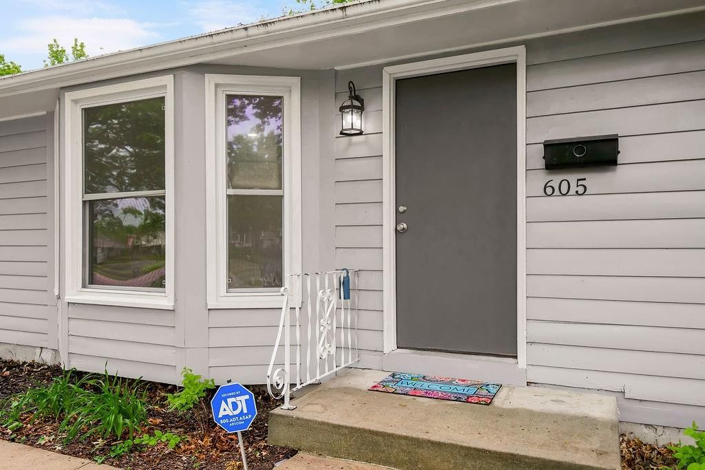605 NW Lakeview Road — photo 3
