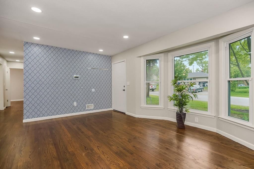 605 NW Lakeview Road — photo 4
