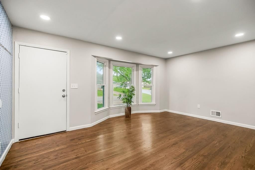 605 NW Lakeview Road — photo 5