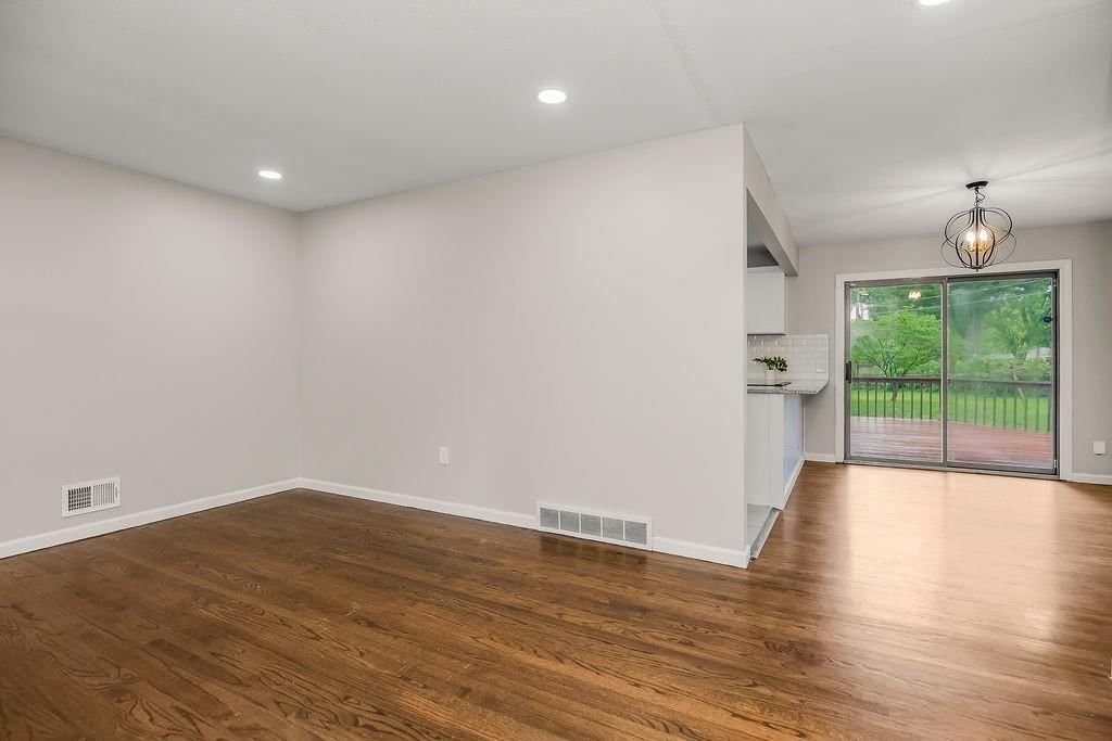 605 NW Lakeview Road — photo 6