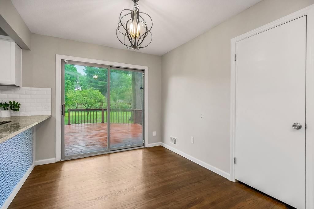 605 NW Lakeview Road — photo 8